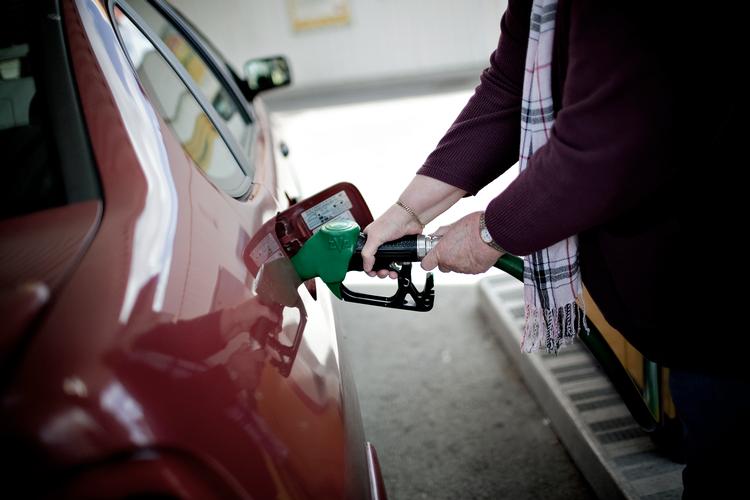 Det seneste år er det blevet billigere at fylde benzin på bilen, og det er med til at trække inflationen ned. Andre priser stiger dog fortsat.  Foto: Joachim Adrian