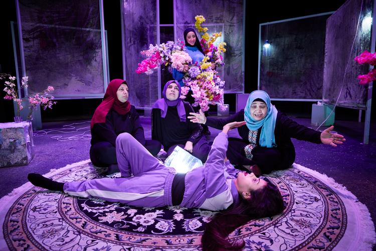Ikke noget med at falde hen i tungsind, når de garvede kvinder går i lag med at brygge på det store bryllup. (Donia Ahmed (forrest), Samira Yassin, Wafaa el Haj, Wafica Loubani og Faysen el Turk).  Foto: Catrine Zorn 