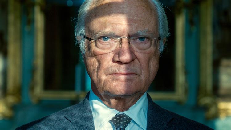 Det tog et år før dokumentarholdet kunne tage nærbilleder af den reserverede svenske konge. Han bakkede baglæns og var meget svær at komme ind på, har dokumentaristen Karin af Klintberg fortalt.  Foto: DR