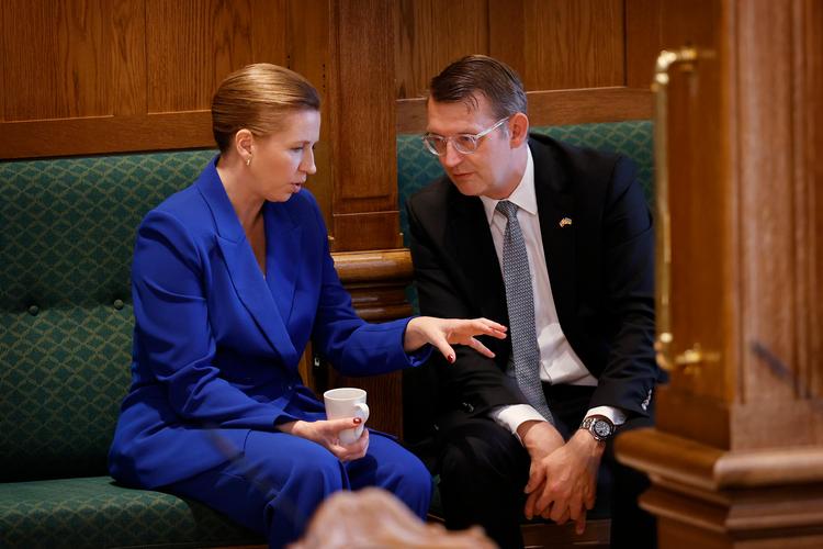 Statsminister Mette Frederiksen (S) kaldte i august 2020 FE-sagen for en affære, som der blev set på med "meget, meget stor alvor på fra regeringens side". Nu er sagen faldet til jorden, og Venstres forsvarsminister Troels Lund Poulsen (V) er en del af regeringen. Så hvor ender undersøgelsen af historiens største efterretningsskandale? Foto: Jens Dresling