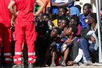 Bådflygtninge som de mange, der her er kommet i land på den italienske ø Lampedusa i september dette år, kan fremover blive sendt til modtagecentre i Albanien. Foto: Yara Nardi/Ritzau Scanpix