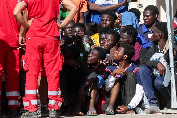 Bådflygtninge som de mange, der her er kommet i land på den italienske ø Lampedusa i september dette år, kan fremover blive sendt til modtagecentre i Albanien. Foto: Yara Nardi/Ritzau Scanpix