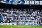 FCK's fans med et budskab til den danske presse inden kampstart mod FC Midtjylland i Parken. Fansene havde også et andet banner med en ordlyd rettet mod politiet. Det koster nu klubben en bøde på 100.000 kroner. Foto: Jens Dresling