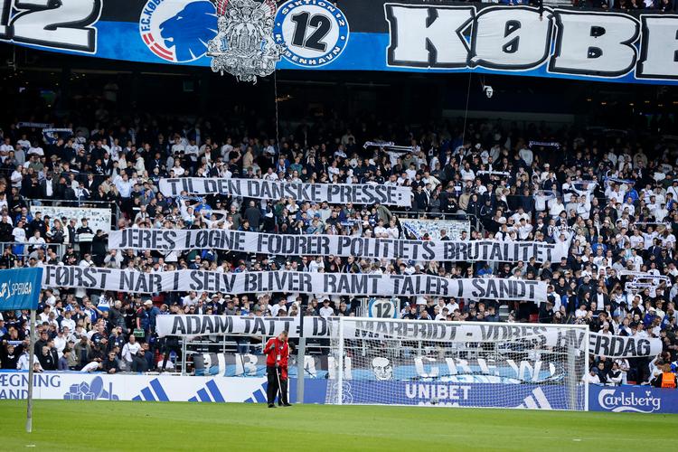 FCK's fans med et budskab til den danske presse inden kampstart mod FC Midtjylland i Parken. Fansene havde også et andet banner med en ordlyd rettet mod politiet. Det koster nu klubben en bøde på 100.000 kroner. Foto: Jens Dresling