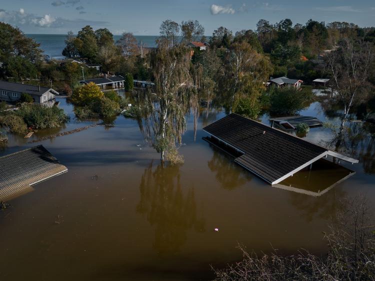Danmark var 20.-21. oktober ramt af storm og høj vandstand mange steder i landet. Billedet her er fra Roneklint ved Faxe Bugt.  Foto: Mads Nissen