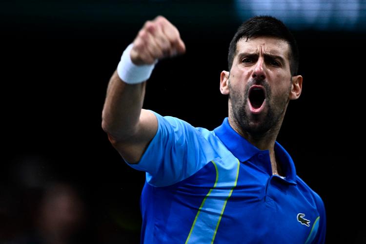 Sådan reagerede Novak Djokovic, da han i Paris Masters vandt over Holger Rune i kvartfinalen og dermed udlignede til 2-2 i indbyrdes kampe.   Foto: Julien de Rosa/Ritzau Scanpix