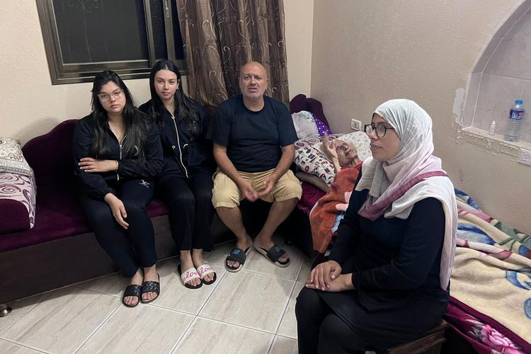 Et billede fra dengang Damen El-Wahidi (nr. tre fra venstre) og hans familie havde tag over hovedet i Gaza. Foto: Privat