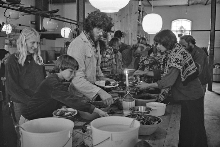 Beboere på kollektiv-godset Svanholm i Hornsherred ved fællesspisningen. Billedet er fra 1980. Foto: Jacob Maarbjerg