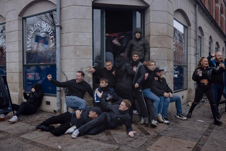 Efter kampen var atmosfæren spændt mellem politi og FCK-fans ved Haralds Bodega på Østerbro i København. Foto: Benjamin Krog