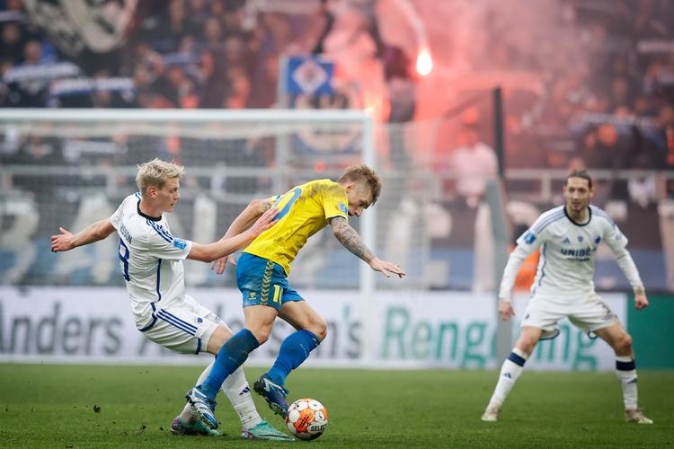 Daniel Wass var involveret  i flere farlige Brøndby-aktioner, men FCK gik hårdt efter midtbanespilleren, som der blev begået adskillige frispark mod.   Foto: Jens Dresling
