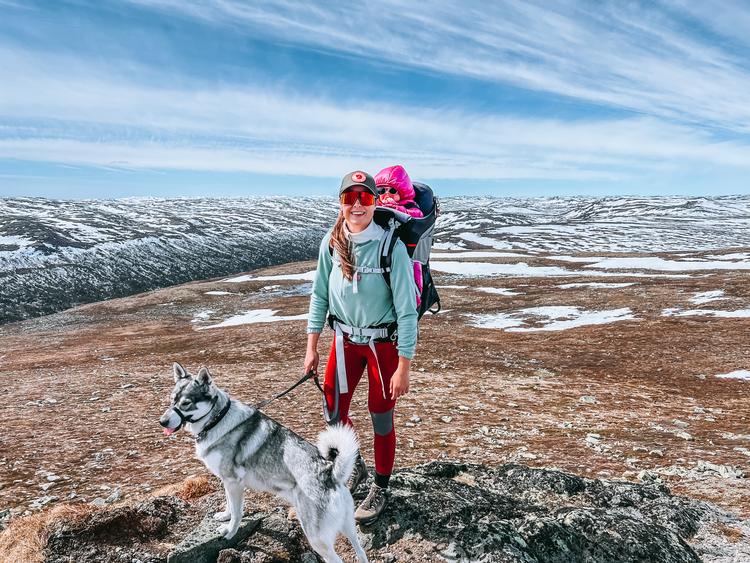 Det var ikke lutter lagkage og smil, da Caroline Schack besluttede at tilbringe barselstiden med at vandre i Norge med sin syv måneder gamle datter. Foto: Privatfoto