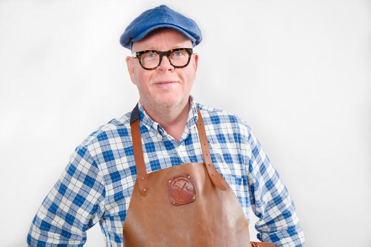 Kokken Claus Holm laver kikærteslik, skæve pølsehorn og indbagt porre i sin airfryer. Foto:  Patrick Bay Damsted