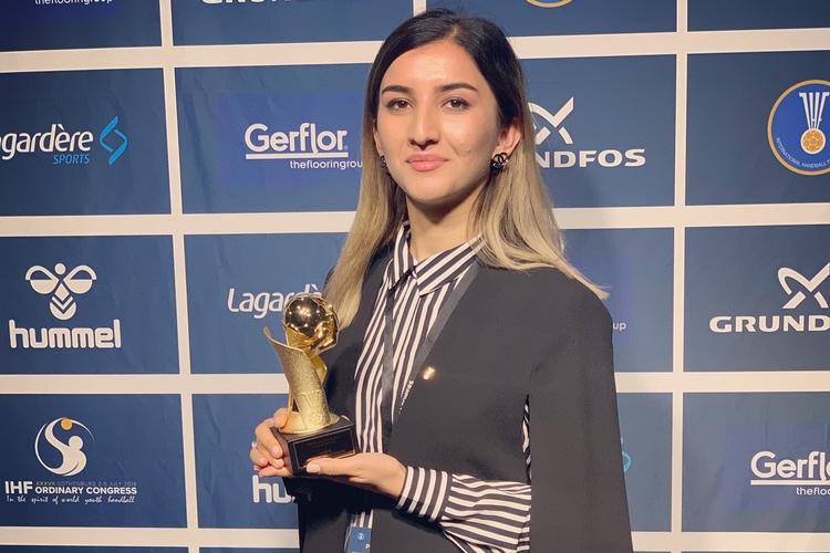 Onab Barzz blev generalsekretær for Afghanistans håndboldforbund i en alder af 16 år. Nu er det forbudt for piger og kvinder at dyrke sport i landet, men fra sit eksil i Sverige forsøger hun at samle et landshold af flygtninge. Foto: Privat