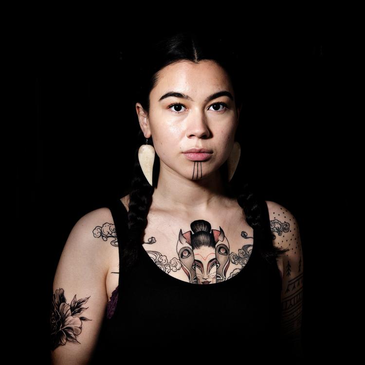 Sprogforsker Yair Sapir har udgivet sangen 'Oqaatsigut/The Language Song’, som er »en hyldest til det grønlandske sprog og til alle oprindelige sprog i verden«. Både den grønlandske og engelske version af sangen spilles af Sikki &amp; TNA, som har sangeren Sikkerninnguaq Møller Sørensen (foto) i front. Arkivfoto:  Martin Lehmann