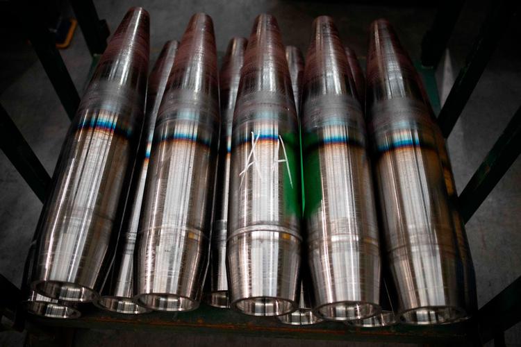 155mm artilleri-granater på en fabrik i Storbritannien, der efter russernes angreb kører på fuldt tryk for at fremstille ammunition. Foto: Oli Scarff/Ritzau Scanpix
