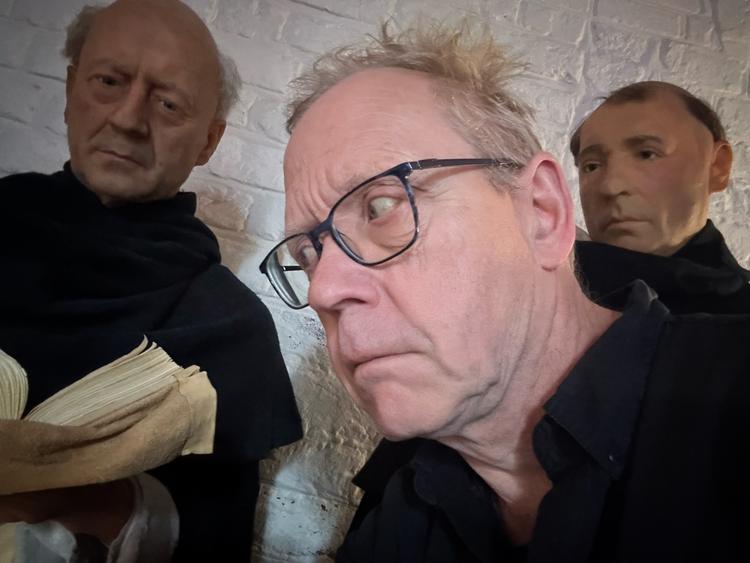 Den klassiske munk-til-munk metode nu med fordyrende mellemled i form af skribenten. Fra Burgkloster, en del af Europäisches Hansemuseum i Lübeck.  Foto: Per Munch