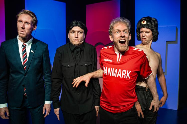 En ualmindelig morsom sketch om supermagternes kamp indeholder fremragende parodier, ikke mindst Jonas Stimose som Joe Biden er vidunderlig. Foto: Camilla Winter