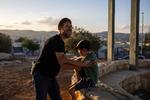 Moish Feiglin, der bor i den israelske bosættelse Tekoa på Vestbredden, bryder sig ikke om at bære en Glock-pistol, men han har tilladelse til det og gør det. Foto: Tamir Kalifa/Ritzau Scanpix