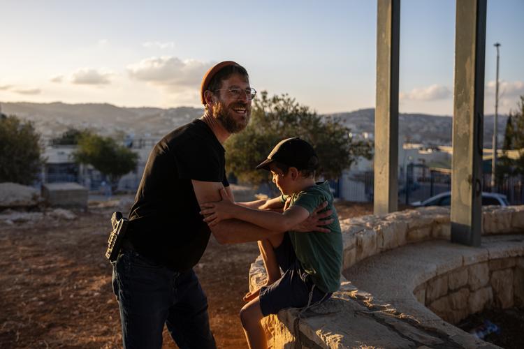 Moish Feiglin, der bor i den israelske bosættelse Tekoa på Vestbredden, bryder sig ikke om at bære en Glock-pistol, men han har tilladelse til det og gør det. Foto: Tamir Kalifa/Ritzau Scanpix