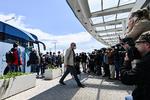 Russere, der er udvist fra Tjekkiet, fotograferet på vej til et særfly, der skal flyve dem hjem til Rusland. Foto: Michal Kamaryt/Ritzau Scanpix
