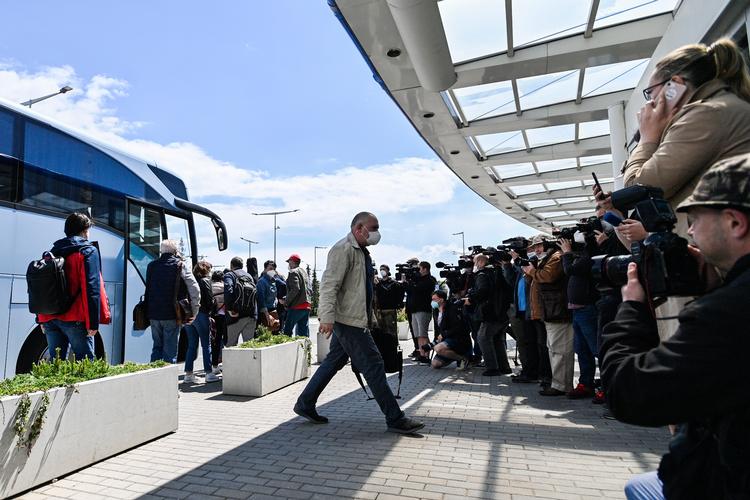 Russere, der er udvist fra Tjekkiet, fotograferet på vej til et særfly, der skal flyve dem hjem til Rusland. Foto: Michal Kamaryt/Ritzau Scanpix