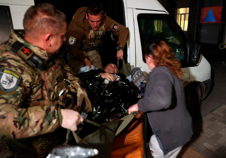 En såret ukrainer bliver evakueret fra Avdijivka. Foto: Anatolii Stepanov/Ritzau Scanpix