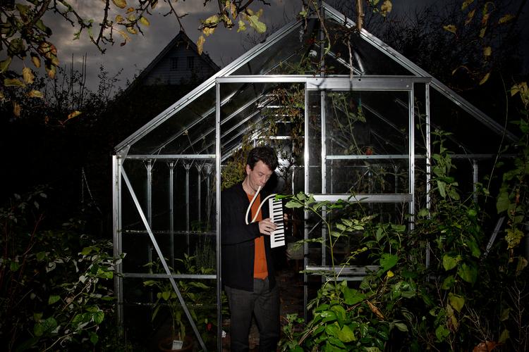 Peter Rosendal udkommer med jazzpladen 'Vejviser', hvor han har inkorporeret sine egne optagelser af naturens lyde - inden det er for sent. Her er han fotograferet i sit hjem på Amager. Foto: Martin Lehmann