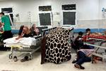 Udenfor Al-Shifa-hospitalet i Gaza By raser kampene mellem Hamas og Israel. Israel mener, at hospitalet dækker over Hamas' centrale kommandocenter. Det afviser Hamas. Billedet er taget 10. november 2023. Foto: -/Ritzau Scanpix