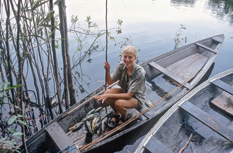 Line Friis Frederiksen er biolog, tv-vært og eventyrer. Her sidder hun med dagens fangst på en af sine rejser. Foto: Foto fra '’De eventyrlige kvinder'. Gads Forlag.
