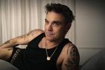 Selvfølgelig, fristes man til at sige, er Robbie Williams blevet interviewet liggende i sin seng i den nye dokumentarserie, der slet og ret hedder 'Robbie Williams'. Foto: Pr-foto