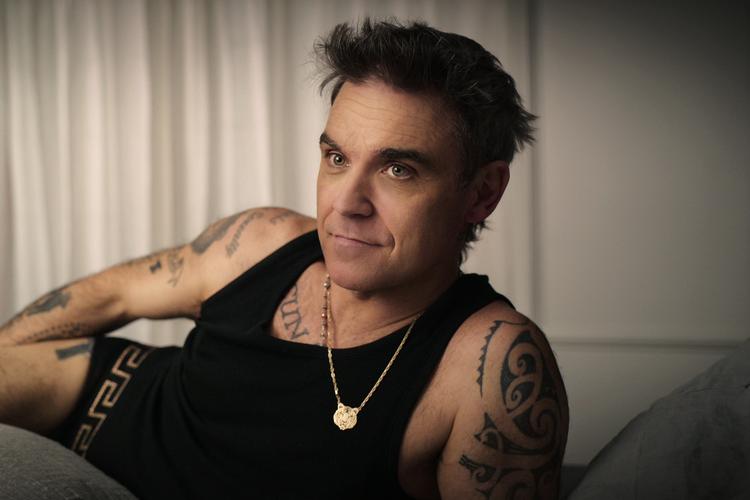 Selvfølgelig, fristes man til at sige, er Robbie Williams blevet interviewet liggende i sin seng i den nye dokumentarserie, der slet og ret hedder 'Robbie Williams'. Foto: Pr-foto