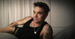 Selvfølgelig, fristes man til at sige, er Robbie Williams blevet interviewet liggende i sin seng i den nye dokumentarserie, der slet og ret hedder 'Robbie Williams'. Foto: Pr-foto