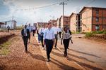     Udlændinge- og integrationsminister Kaare Dybvad Bek bliver vist rundt af Solange Muhirwa (chief of urban planning) under sit besøg i Busanza Model Village, der huser familier fra blandt andet Kigalis største slum, Bannyahe. Kigali torsdag den 8. september 2022.. (Foto: Bo Amstrup / Ritzau Scanpix/Ritzau Scanpix)   Foto: Bo Amstrup / Ritzau Scanpix/Ritzau Scanpix