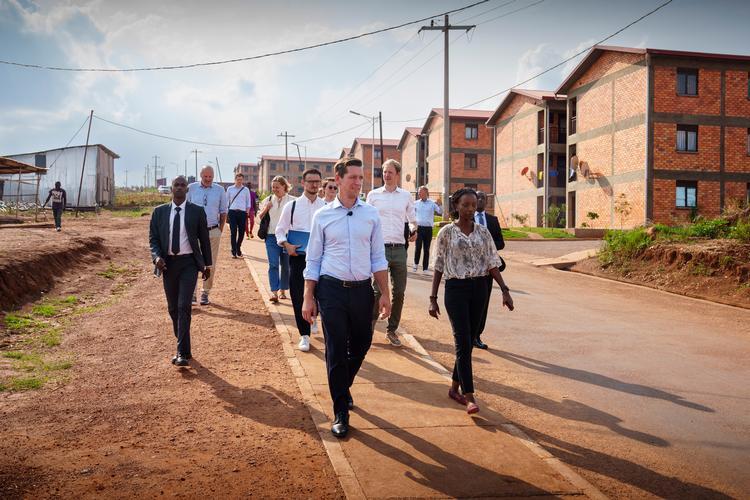     Udlændinge- og integrationsminister Kaare Dybvad Bek bliver vist rundt af Solange Muhirwa (chief of urban planning) under sit besøg i Busanza Model Village, der huser familier fra blandt andet Kigalis største slum, Bannyahe. Kigali torsdag den 8. september 2022.. (Foto: Bo Amstrup / Ritzau Scanpix/Ritzau Scanpix)   Foto: Bo Amstrup / Ritzau Scanpix/Ritzau Scanpix