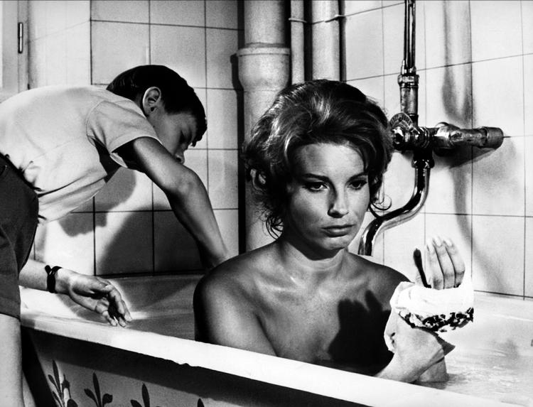 Gunnel Lindblom var lillesøsteren Anna i Bergmans 'Tystnaden' fra 1963. Annas tiårige søn vasker hende i en af filmens mange bemærkelsesværdige scener. Foto: Mary Evans/af Archive/bildarchiv/Ritzau Scanpix