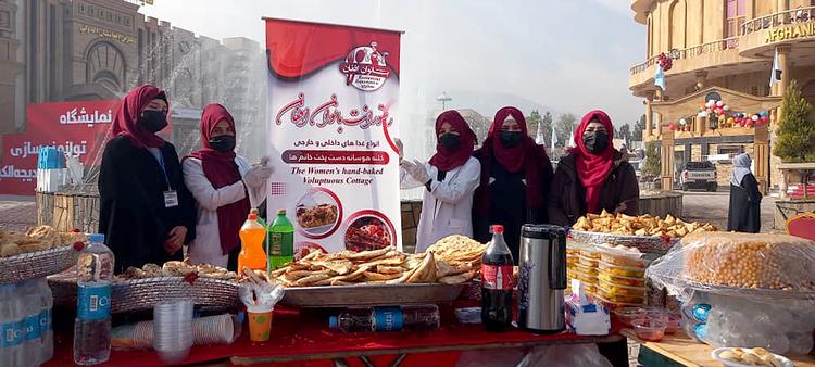 Medarbejdere fra Den Afghanske Kvinderestaurant sælger mad fra restauranten på et kvindemarked i Kabul Foto: Wahida Faizi