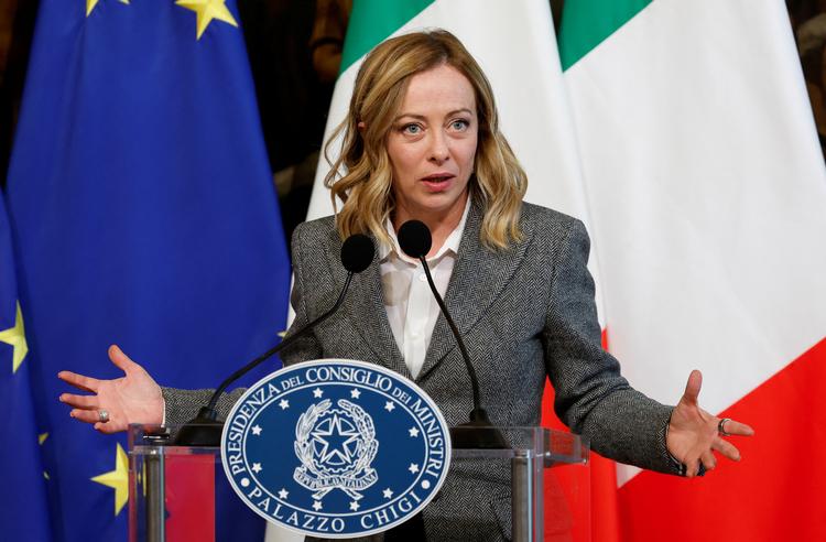 Italiens premierminister Giorgia Meloni, her under en tale i Rom forleden, har valgt sig en ny kamparena: Hun er begyndt at skifte ud på ledende poster i kulturlivet.  Foto: Remo Casilli/Reuters/Ritzau Scanpix