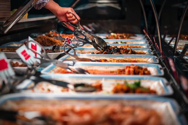 ​»Er de asiatiske buffeter autentiske, bliver jeg tit spurgt om. Stop jer selv, buffet er per definition en crowd pleaser«, skriver Xinxin Ren Gudbjörnsson. Foto: Ulysse Pointcheval/Unsplash