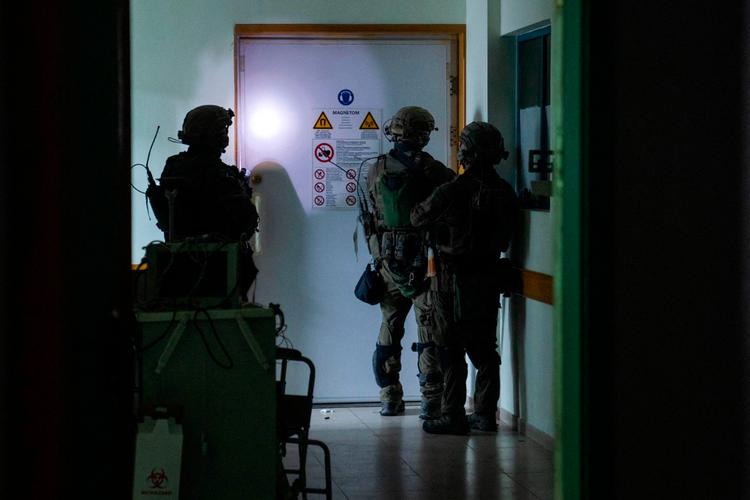 Israelske soldater har indtaget Al-Shifa hospitalet. Billedet er redigeret og godkendt af Israels forsvarsministerium. Foto: -/Ritzau Scanpix