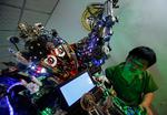 Opfinder Tao Xiangli har bygget sin egen robot af brugt metal og elektronik fra genbrugsmarkeder. Danmark skal lære af Kinas strategiske arbejde med innovation, mener den danske tænketank ATV. Foto: Kim Kyung-hoon/Ritzau Scanpix