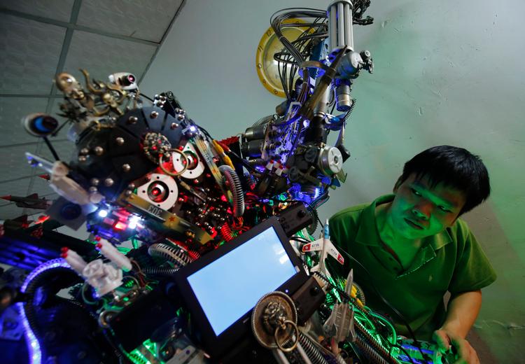 Opfinder Tao Xiangli har bygget sin egen robot af brugt metal og elektronik fra genbrugsmarkeder. Danmark skal lære af Kinas strategiske arbejde med innovation, mener den danske tænketank ATV. Foto: Kim Kyung-hoon/Ritzau Scanpix