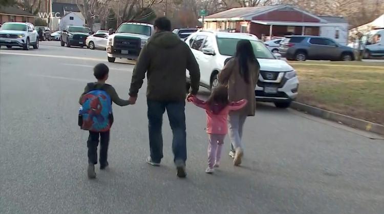 Forældre med deres børn fotograferet uden for  Richneck Elementary School 6. januar, efter at en seksårig dreng havde skudt sin lærer.  Foto: Abc Affiliate Wvec/Ritzau Scanpix