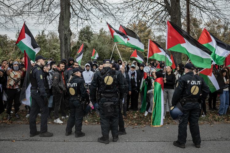Demonstration ved den israelske ambassade, hvor en gruppe demonstrerede mod Israels angreb på Gaza. Foto: Nichlas Pollier