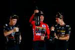 Sepp Kuss (i midten i rød) fejrer sejren i Vuelta a Espana sammen med holdkammeraterne Jonas Vingegaard (tv.) og Primoz Roglic. Foto: Susana Vera/Ritzau Scanpix