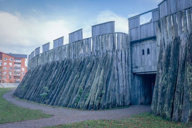 Ringborgen i Trelleborg er bygget i to omgange - en mulig forstærkning kom til i Harald Blåtands tid.  Foto: Miriam Dalsgaard