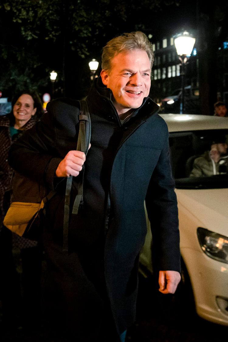 Lederen af det hastigt voksende hollandske parti Nieuw Sociaal Contract, Pieter Omtzigt, ankommer til debatmøde op til landets parlamentsvalg 22. november. Blandt de varme temaer i debatten var klima, migration og social sikkerhed. Pieter Omtzigt kan få en central rolle, når der skal dannes en ny regering.   Foto: Sem Van Der Wal/Ritzau Scanpix