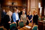 Ved Folketingets åbning fortalte partileder Inger Støjberg historier til flere af sine partimedlemmer, blandt dem  Danmarksdemokraternes politiske ordfører, Susie Jessen (nr. 2 fra højre), som nu forklarer, at forslaget om at sætte penge af til permanent grænsekontrol skal ses som et udtryk for partiets ambition.   Arkivfoto Jens Dresling