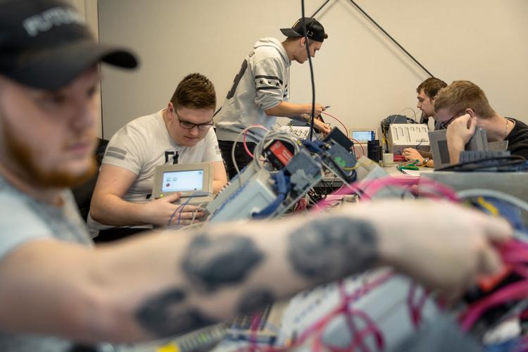 ZBC Ringsted har erhvervsuddannelsen (EUD) tilbyder uddannelsen som automatiktekniker, hvor  eleverne arbejder med automatiserede maskiner, der styrer processer og produktion. Arkivfoto: Nima Taheri