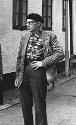 Gennem et menneskeliv gik en gammel lærer og selvlært dialektforsker rundt med en båndoptager i Thy. Nu bliver hans tusinder af bånd og optegnelser til en Thy-ordbog. 