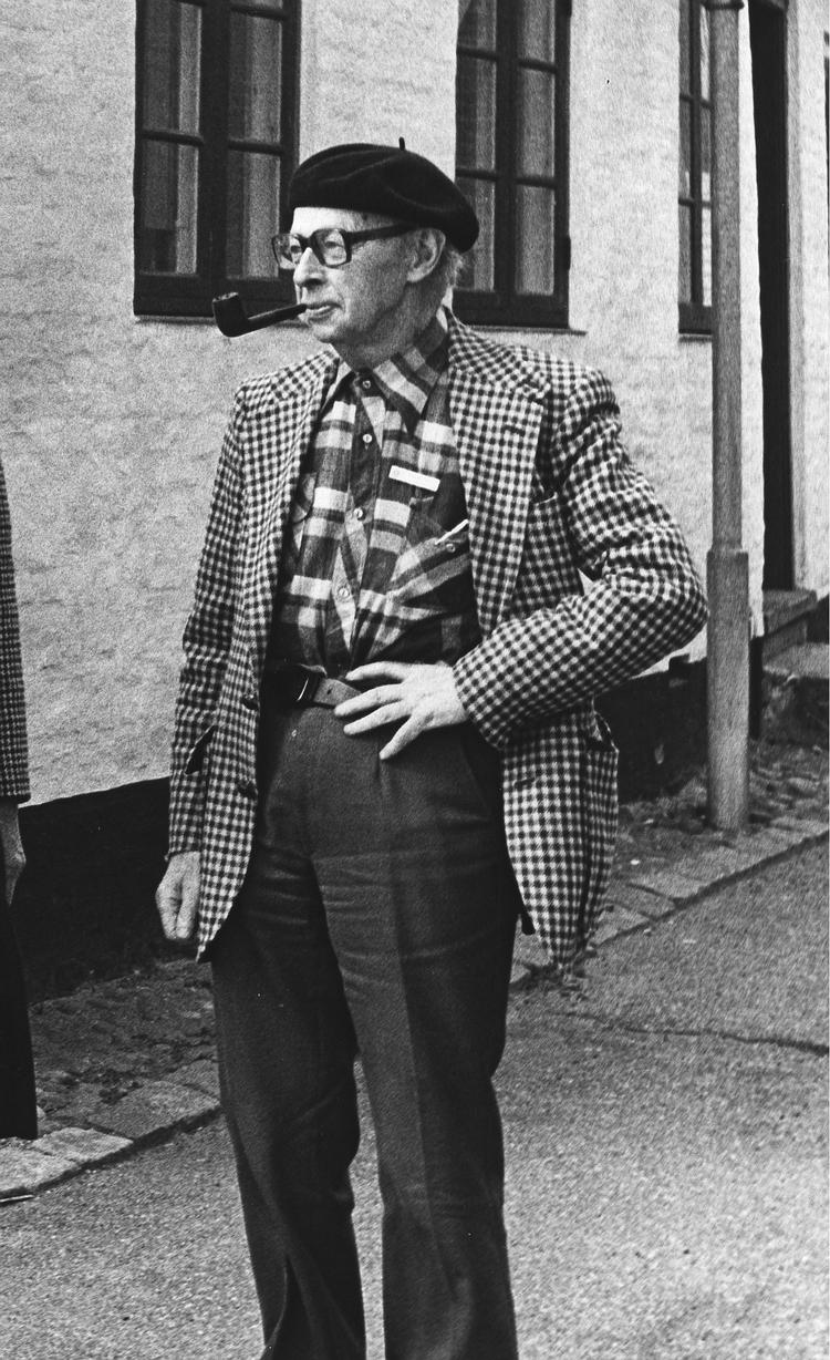 Gennem et menneskeliv gik en gammel lærer og selvlært dialektforsker rundt med en båndoptager i Thy. Nu bliver hans tusinder af bånd og optegnelser til en Thy-ordbog. 